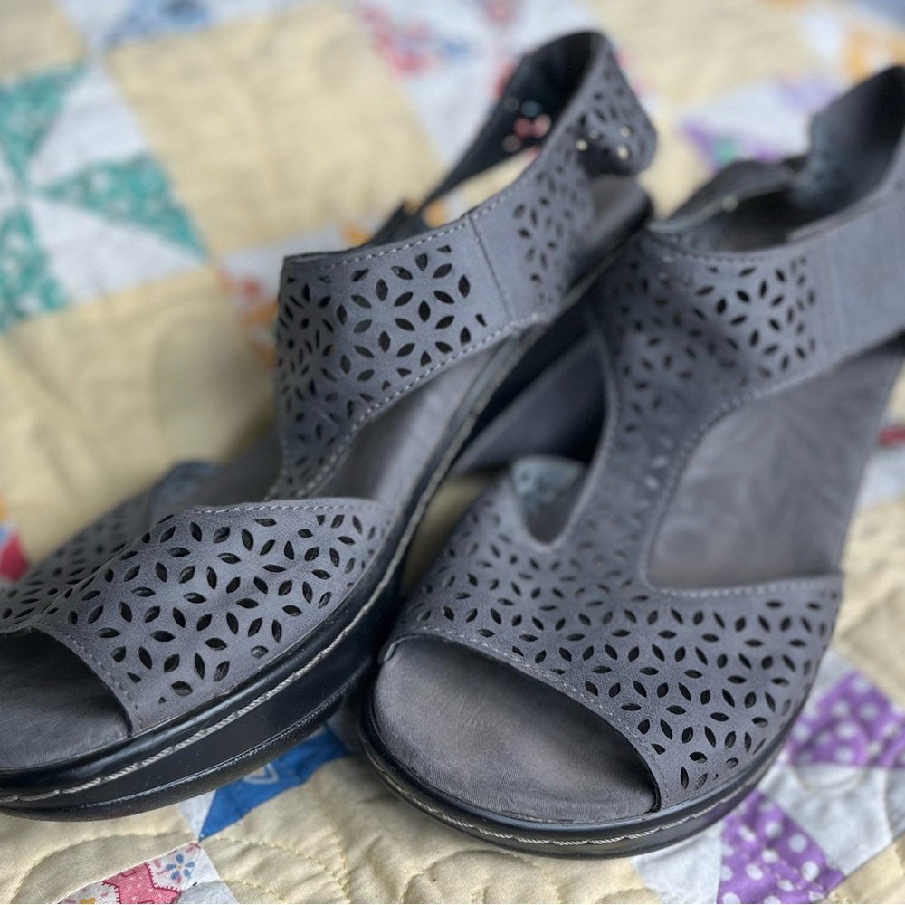 JBU Women's Gray Cutout Sandals size 8.5